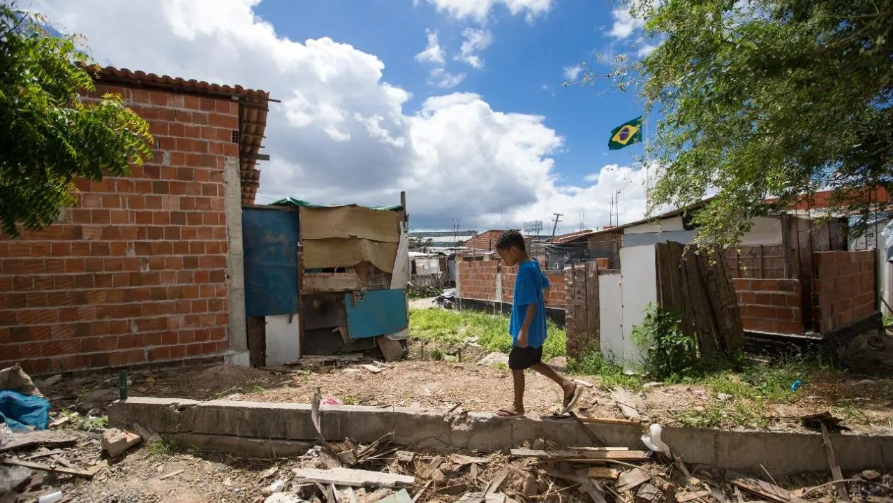 Criança em ocupação no bairro Aeroporto, em Fortaleza