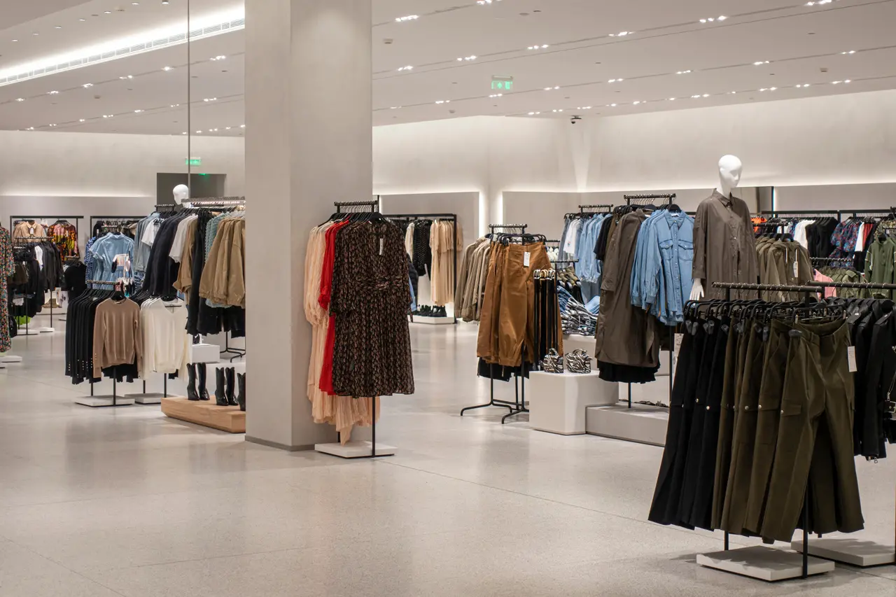 Imagem da notícia: Por que roupas estão tão caras? Veja o que elevou a inflação da moda em 2022