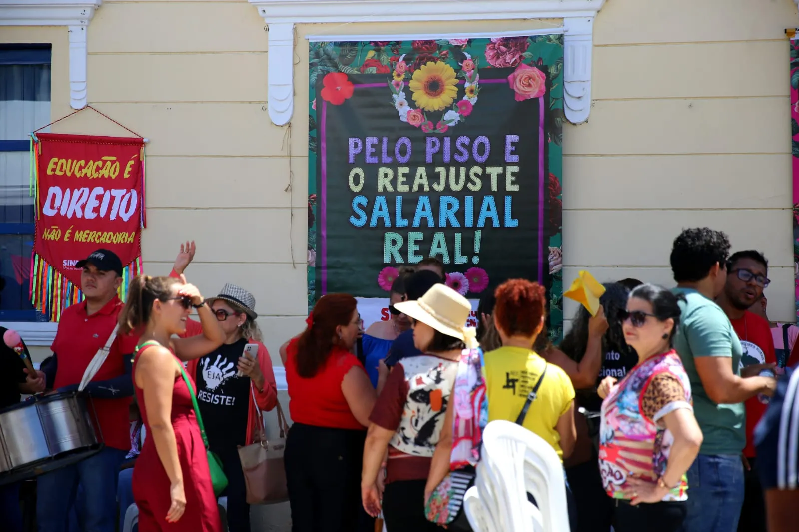 Professores fazem ato em frente ao Paço Municipal