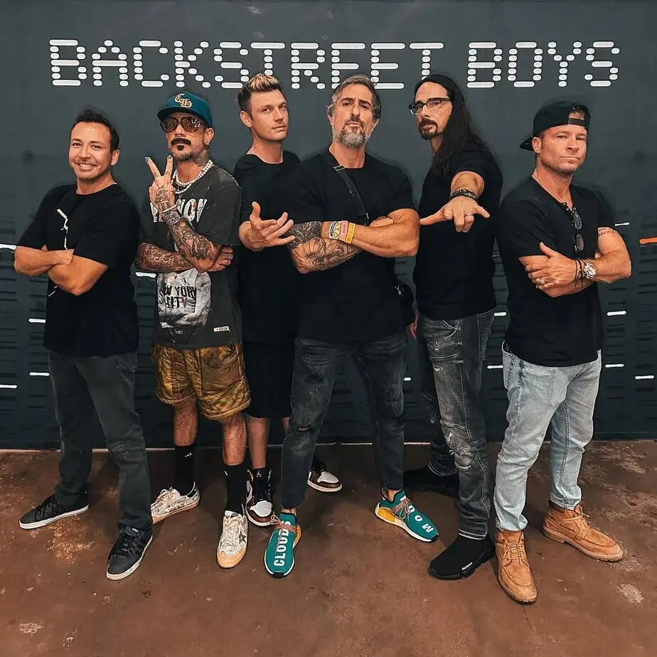 Imagem da notícia: Marcos Mion tieta Backstreet Boys e posa como sexto integrante do grupo em foto