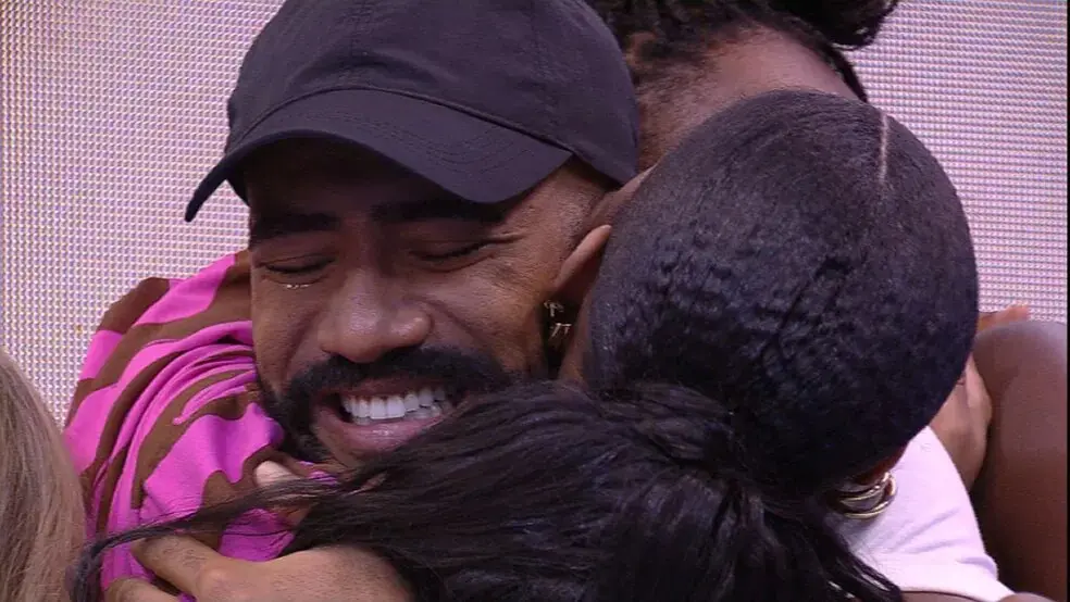 Imagem da notícia: Almoço do Anjo no BBB: Ricardo se emociona com vídeo e recebe carinho de sisters