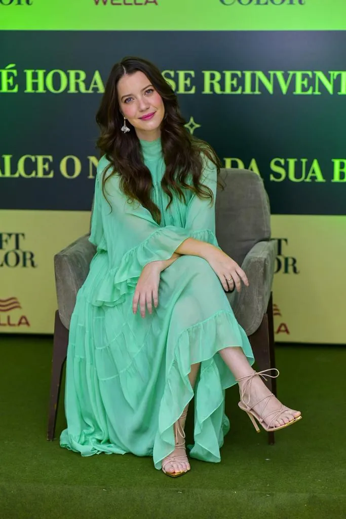 Com transformação capilar em casa, Nathalia Dill escureceu os fios