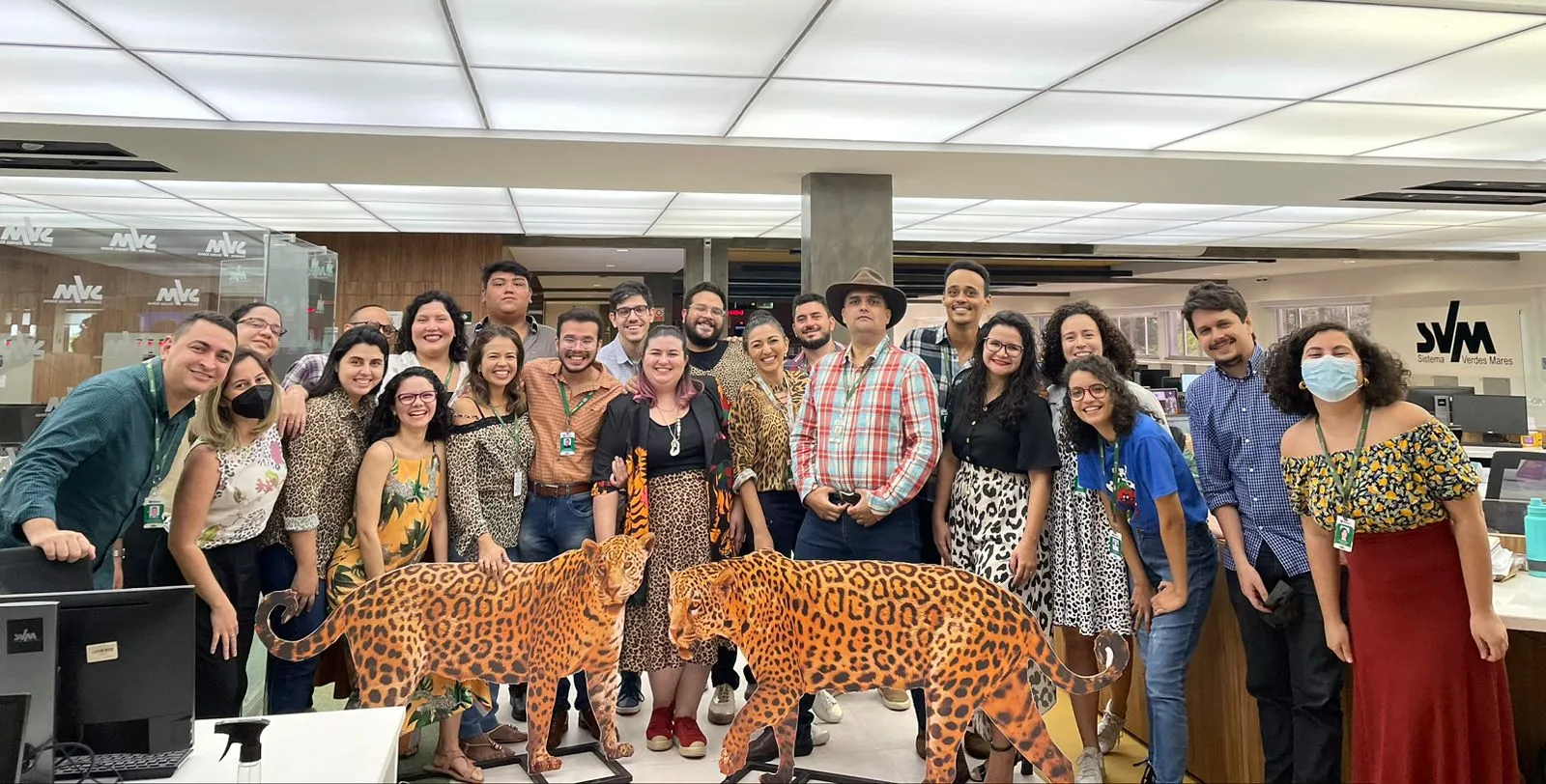 Jornalistas do Diário do Nordeste brincam com o #PantaDay e usam adereços que remetem aos personagens da novela Pantanal