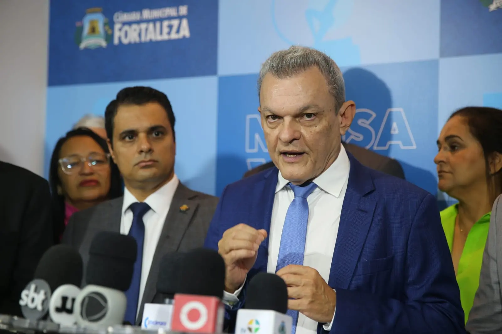 Imagem da notícia: Sob gritos de 'fora, Sarto', prefeito de Fortaleza volta a defender proposta a professores na Câmara