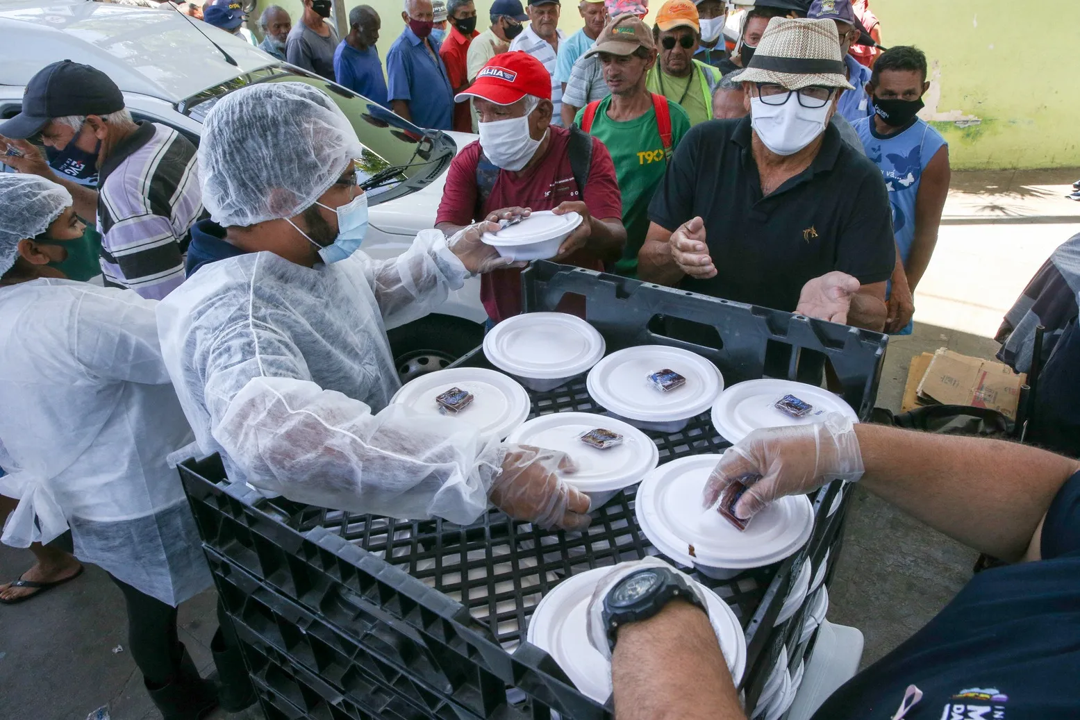 Distribuição de marmitas para pessoas em situação de rua