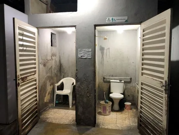 Banheiro em pousada social de Fortaleza