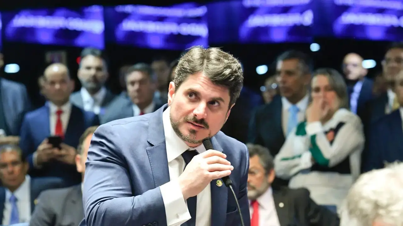 Imagem da notícia: Marcos do Val detalha encontro em que Bolsonaro e Daniel Silveira conspiraram golpe