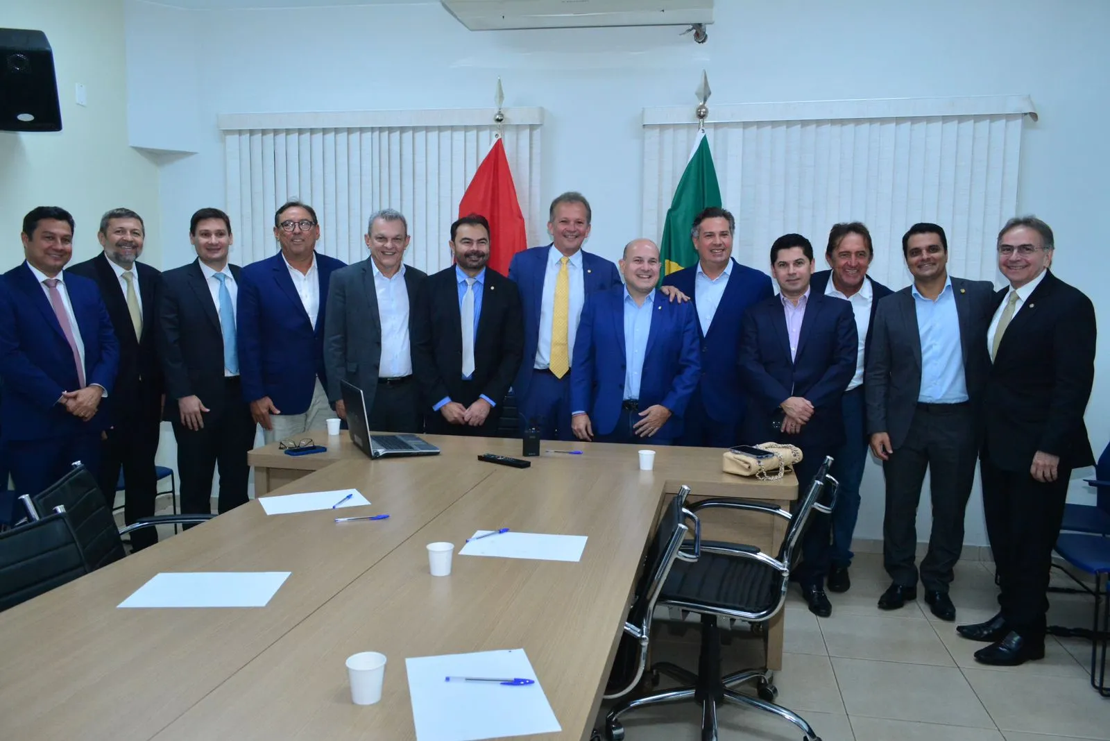 Prefeitos, deputados e vereadores marcaram presença na reunião de oficialização da nova presidência.