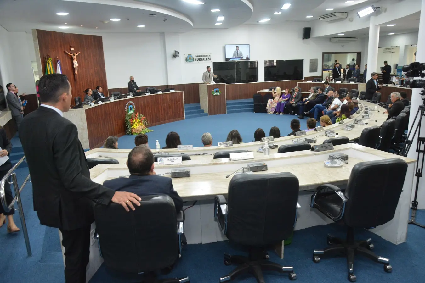 Imagem da notícia: Com saída de vereadores eleitos deputados, Câmara de Fortaleza tem nova dança das cadeiras