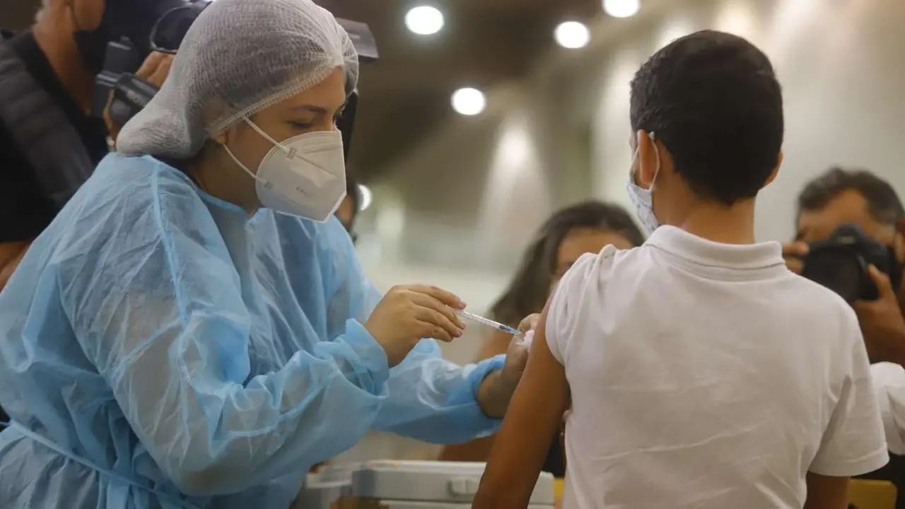 Imagem da notícia: Fortaleza começa vacinação com a 3ª dose contra Covid em crianças a partir de 5 anos na terça (7)