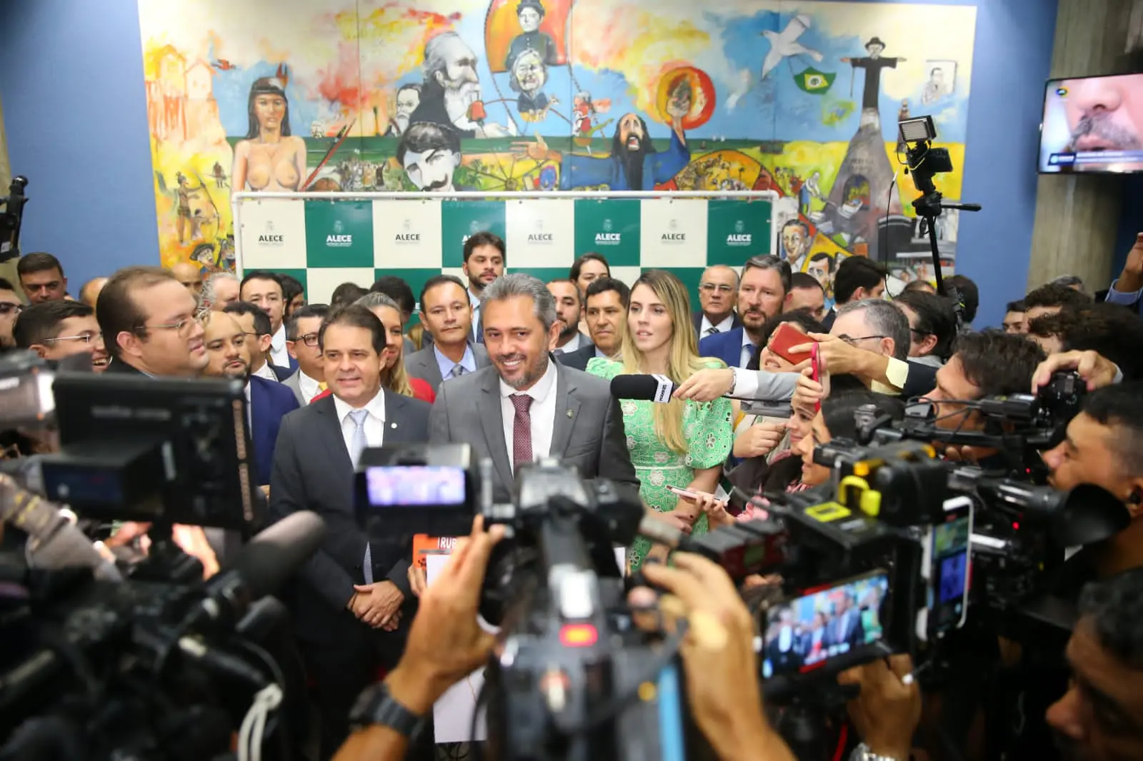 Imagem da notícia: Elmano de Freitas reúne base aliada na Assembleia pela primeira vez; veja a pauta do encontro