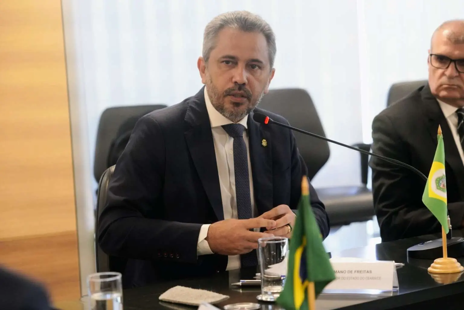 Imagem da notícia: Em 40 dias como governador do Ceará, Elmano fez sete viagens a Brasília; saiba os motivos