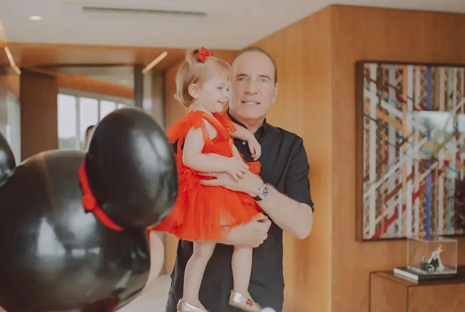 Imagem da notícia: Roberto Justus surge com novo visual durante tratamento contra câncer