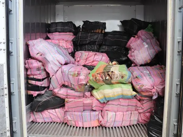 Imagem da notícia: Polícia apreende 3,2 toneladas de cocaína flutuando no oceano, na Nova Zelândia