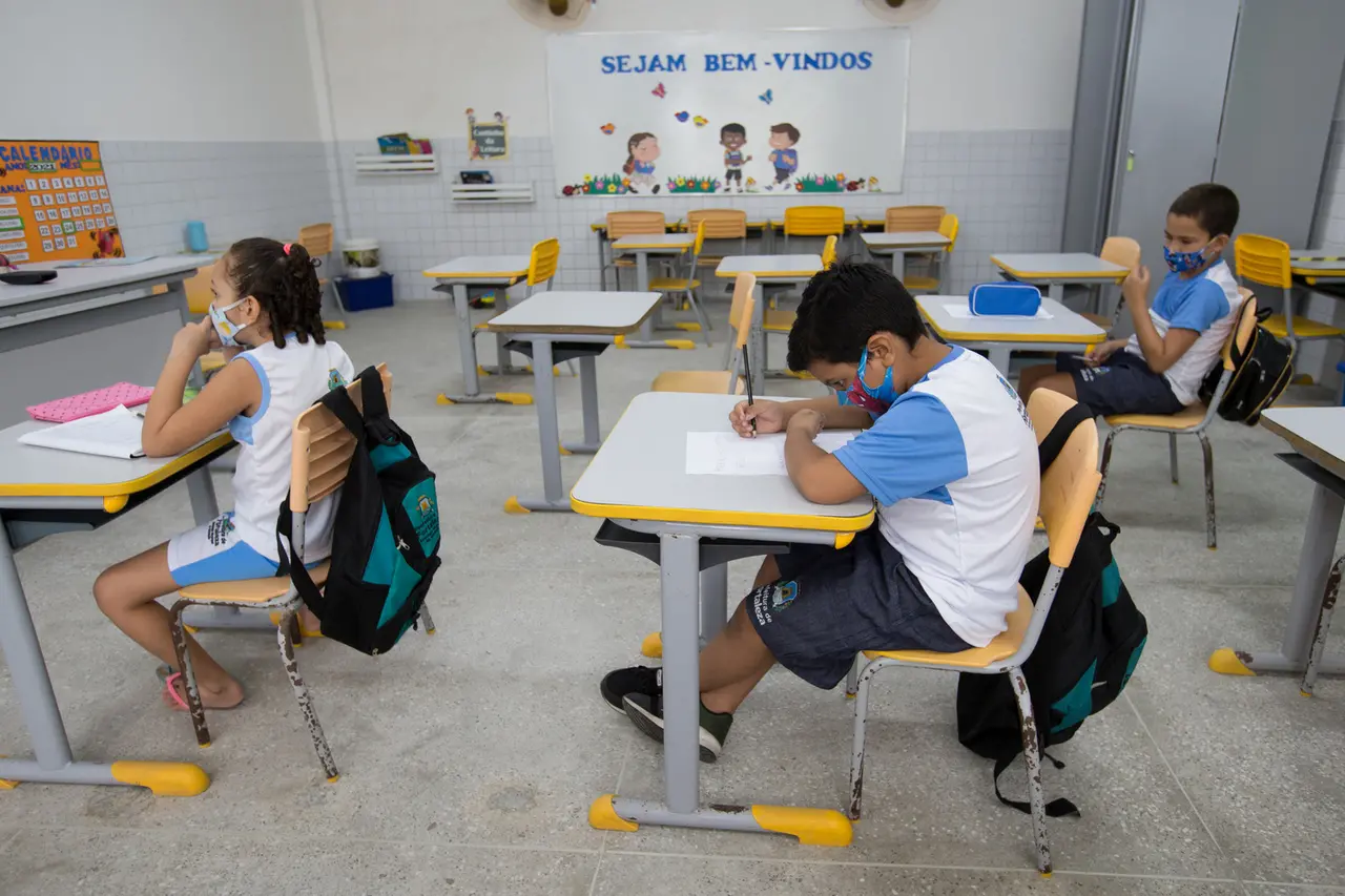 Imagem da notícia: Ceará reduz taxa de alunos com atraso escolar no ensino fundamental e mantém liderança do Nordeste