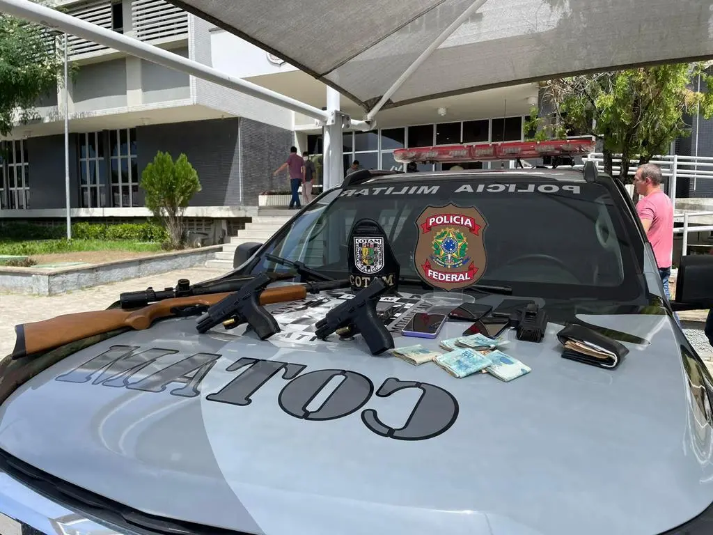Imagem da notícia: Dois policiais militares são presos com carga de cigarros contrabandeada em Maracanaú