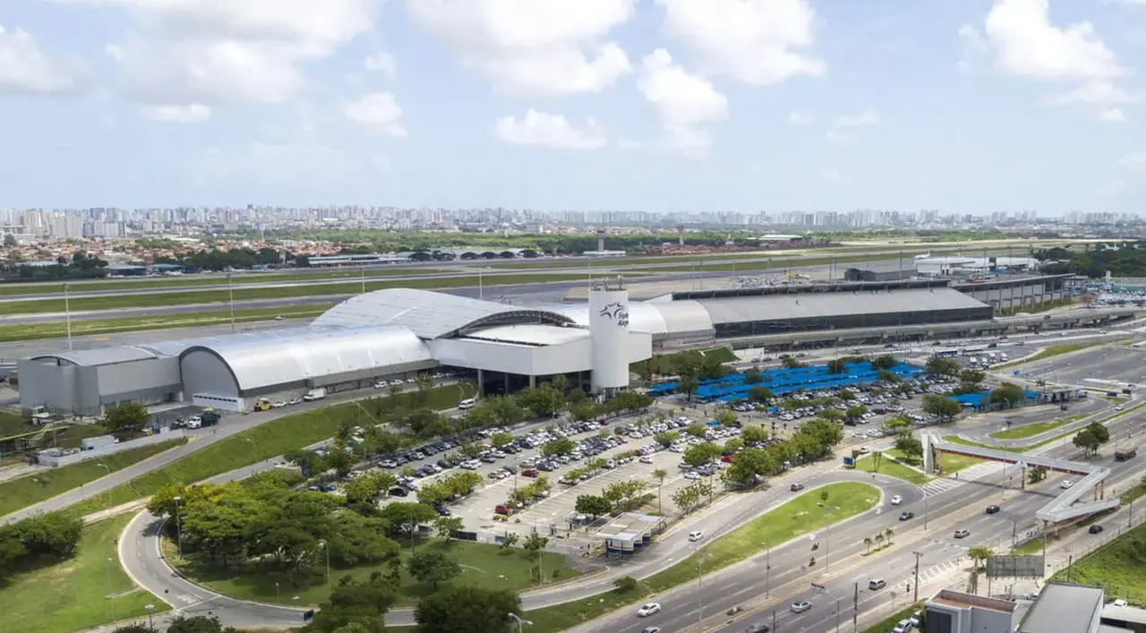 Imagem da notícia: Invasão de muriçocas e jumentos, obra parada e modernização: 25 anos do Aeroporto de Fortaleza