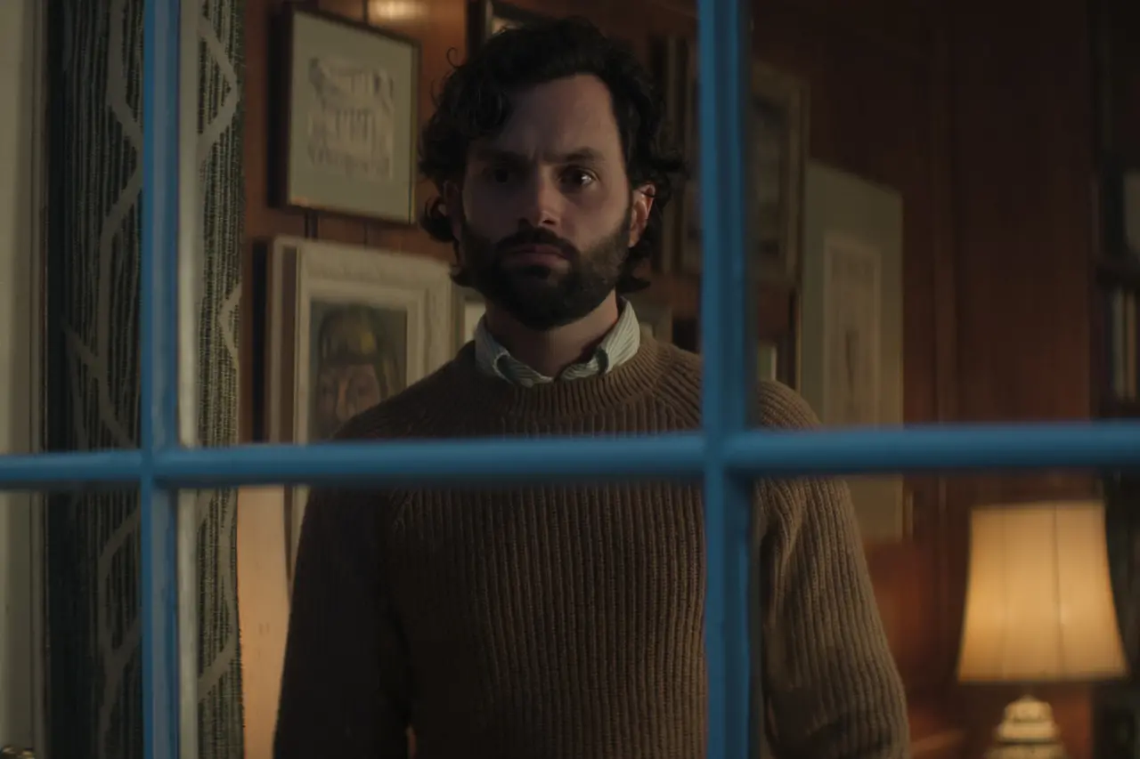 Imagem da notícia: 4ª temporada de You, da Netflix, começa repetitiva ao extremo, mas carisma cínico de Joe pode salvar