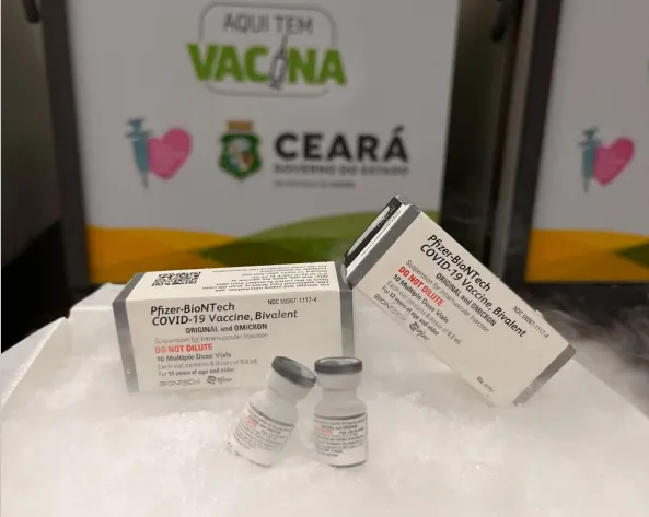 Vacina bivalente produzida pela Pfizer protege contra a cepa original e contra subvariantes da Ômicron