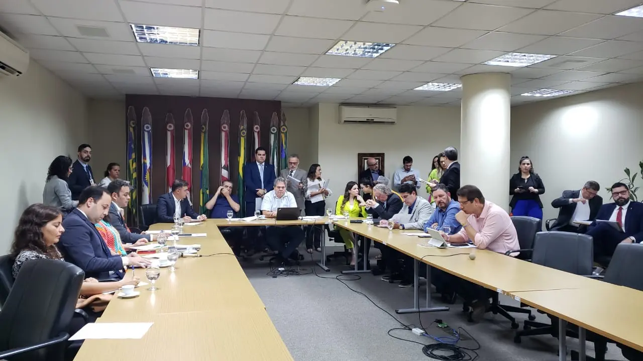 Imagem da notícia: Mesmo sem consenso na Mesa Diretora, reforma administrativa de Elmano deve ser votada na terça (14)