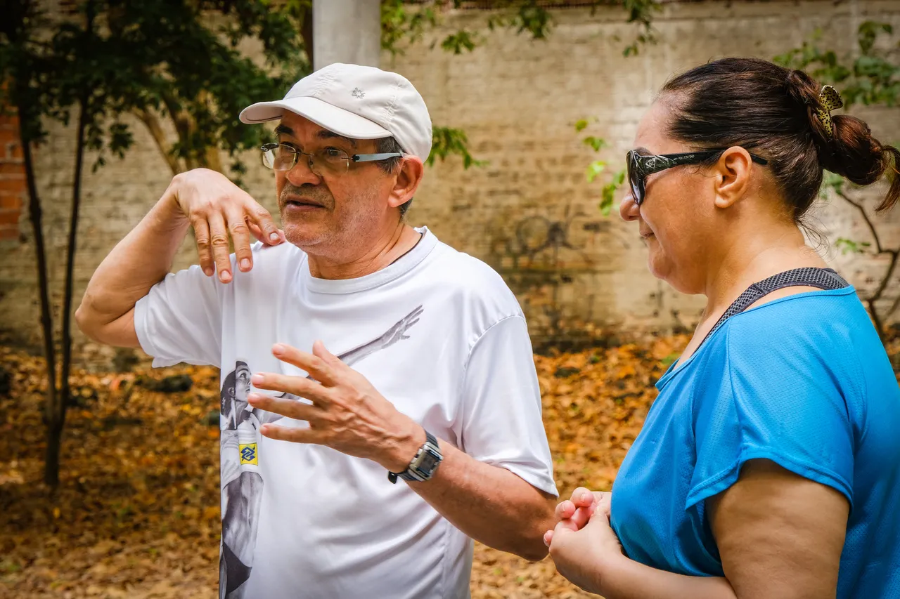 Antonio Stelio e a esposa fazem caminhadas matinais no parque, e aponta precariedade de segurança e manutenção