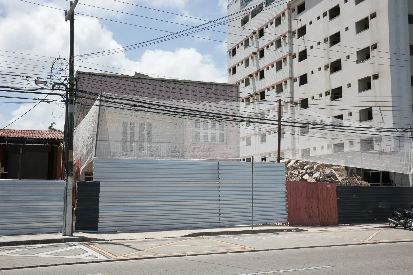 O residencial de luxo a ser erguido sobre o terreno que abriga a última casa da Avenida Beira-Mar, em Fortaleza, deve ter 165,38 metros de altura.