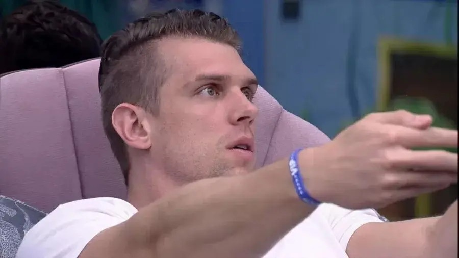 Imagem da notícia: No BBB 23, Cristian confirma vontade de ficar com Bruna Griphao