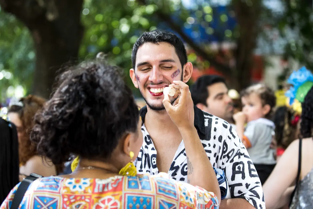 Imagem da notícia: Cachaça, fantasias e serpentina: confira os itens carnavalescos com maior tributação 