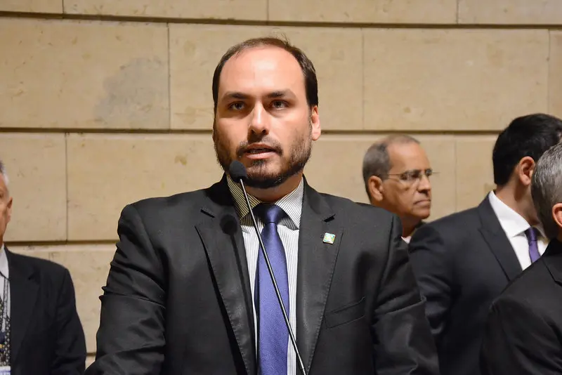 Imagem da notícia: Carlos Bolsonaro teria engravidado ex-secretária de ministério, diz colunista