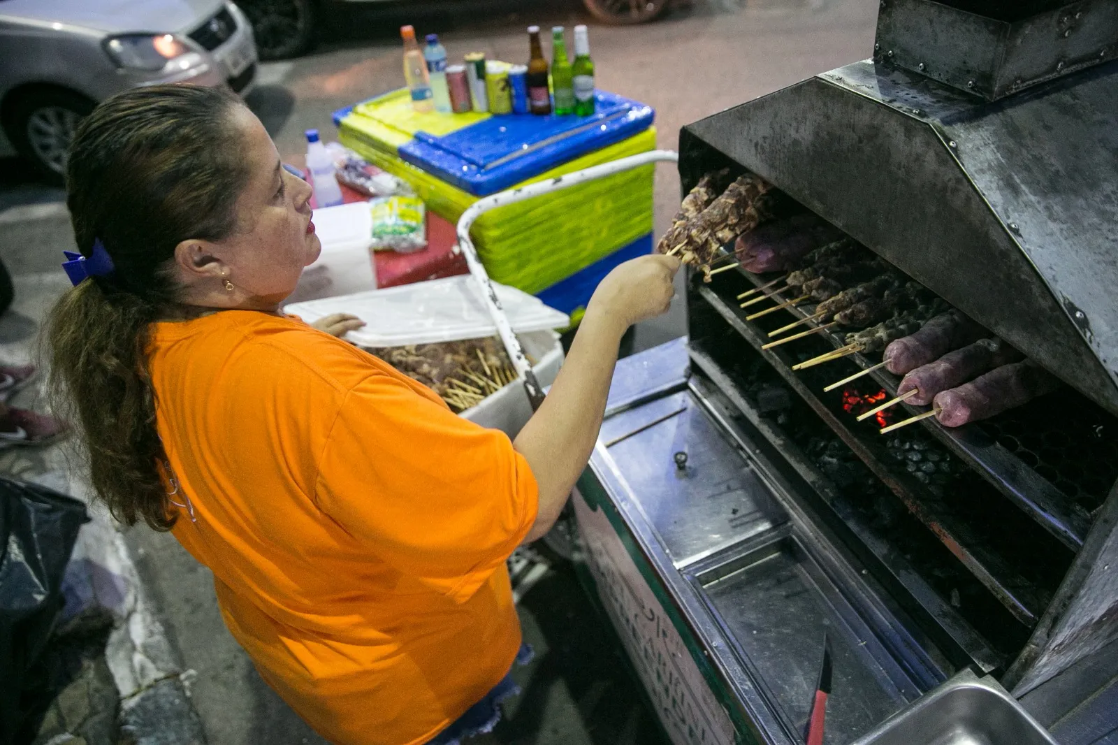 Juliana Vieira vende espetinhos no Pré-Carnaval e já está se preparando para o Carnaval. Ela trabalha no ramo há 15 anos