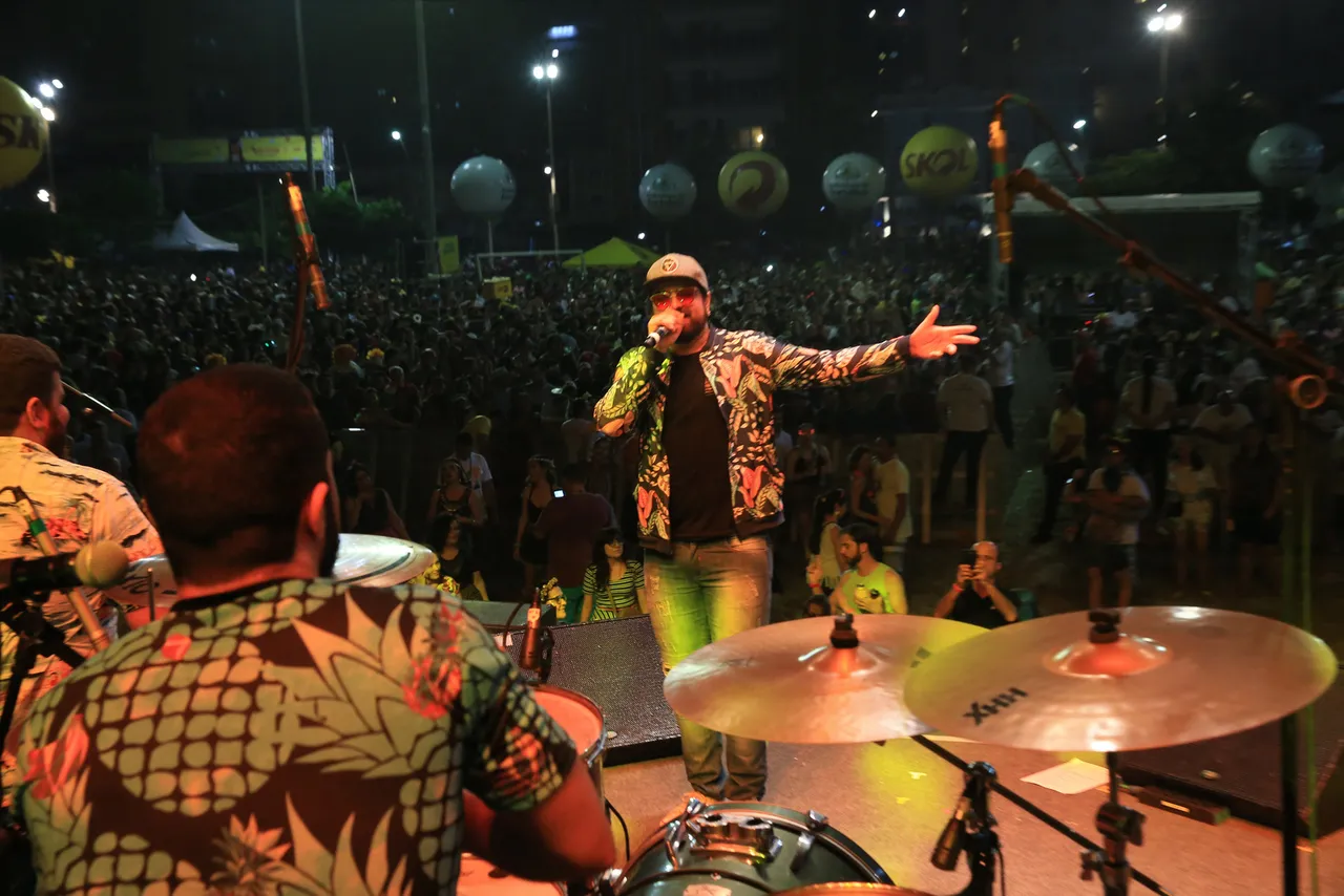 Os Alfazemas fazem show na segunda de Carnaval