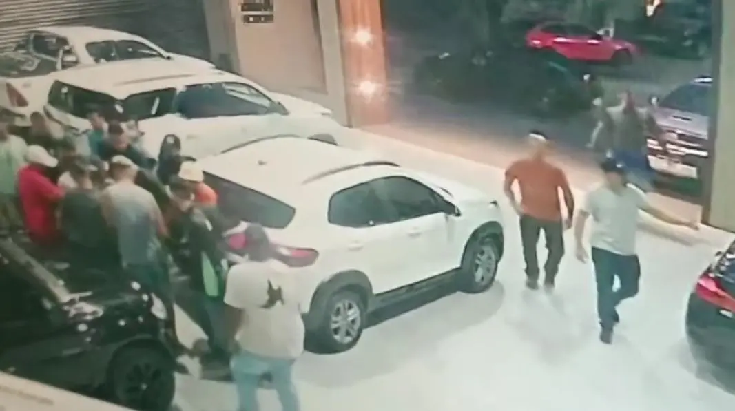 Imagem da notícia: Suspeitos de roubar carros em loja de Fortaleza teriam recebido de R$ 100 a R$ 300 para ir ao local