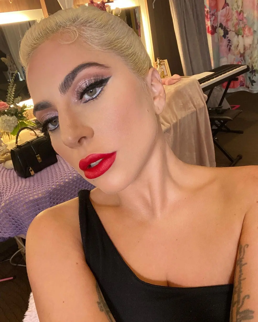 Imagem da notícia: Visual da 'Arlequina' de Lady Gaga é revelado em nova imagem da sequência de 'Coringa'