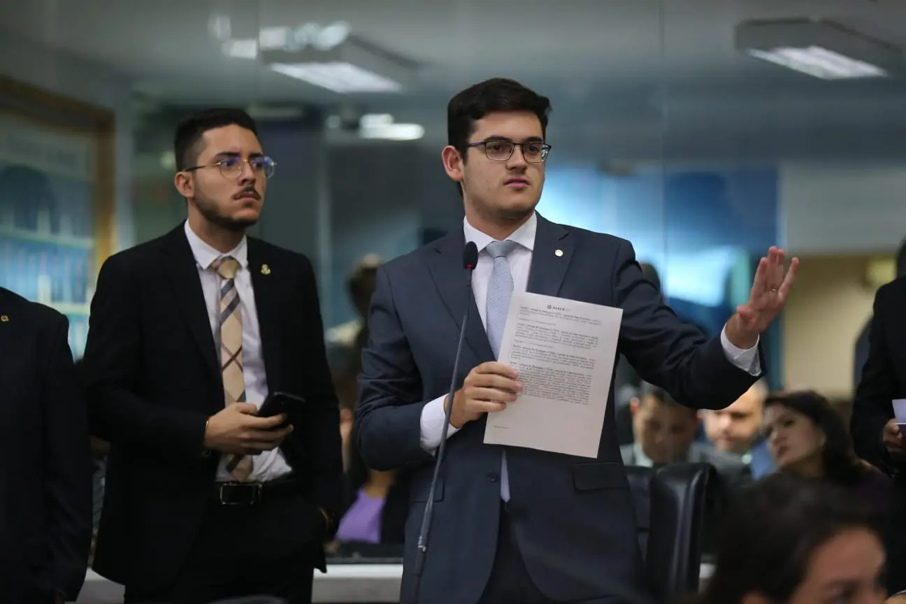 Imagem da notícia: Deputados dormem na Alece para garantir discurso, mas perdem chamada no início da sessão