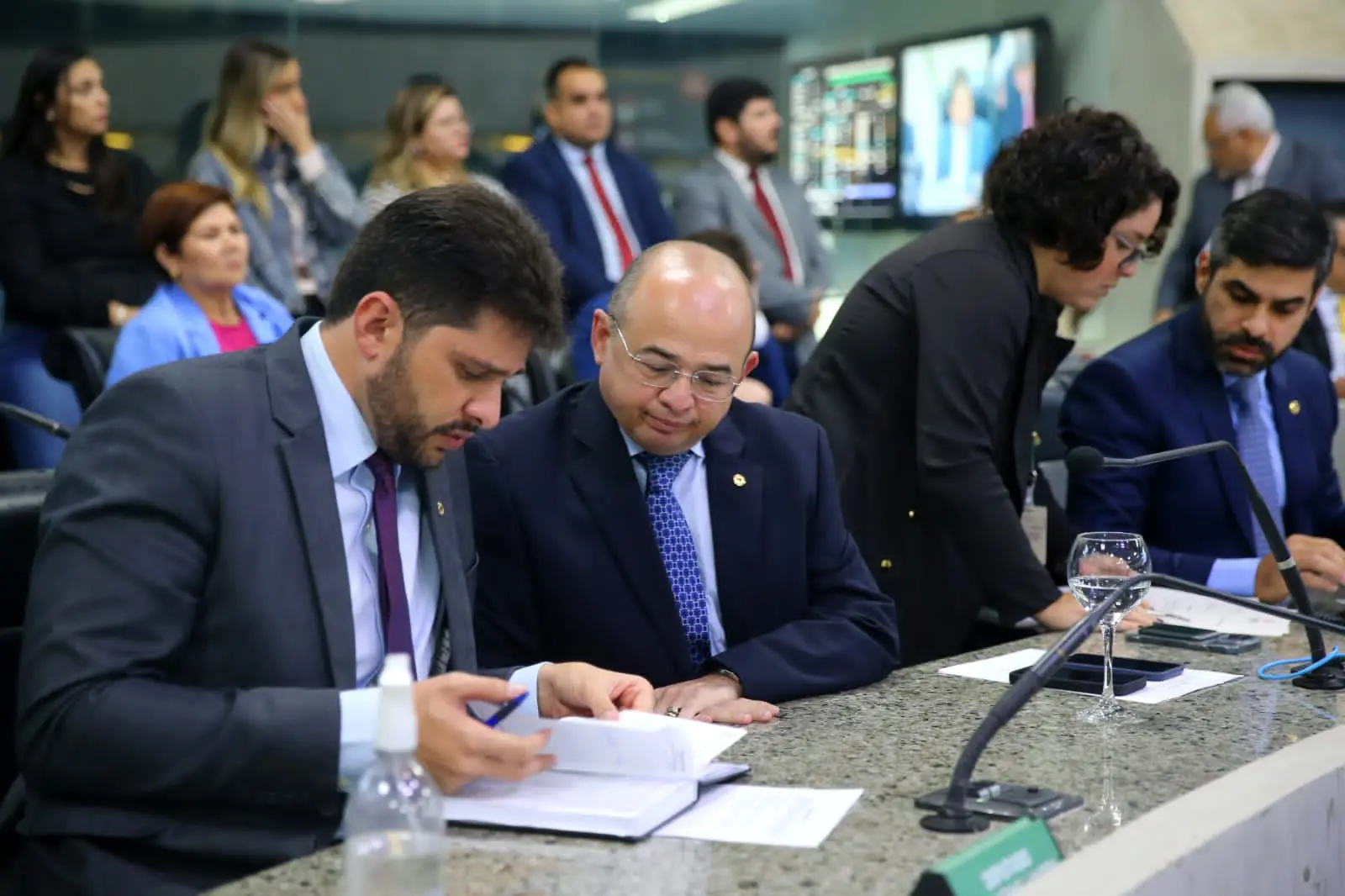 Imagem da notícia: Votação de pedido da oposição antecipa posições de parlamentares contra e a favor do governo