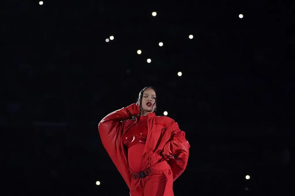 Imagem da notícia: Rihanna posa com o filho para a Vogue britânica