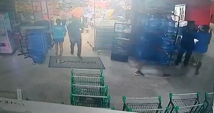 Imagem da notícia: Dupla rouba arma de fogo e colete balístico de vigilante de supermercado em Fortaleza; veja vídeo