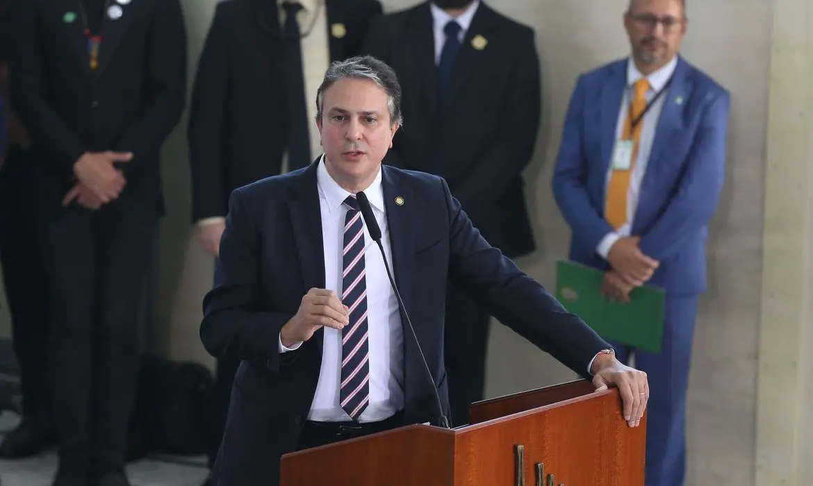 Imagem da notícia: Ministro Camilo Santana anuncia retomada de 4 mil obras de instituições de ensino 