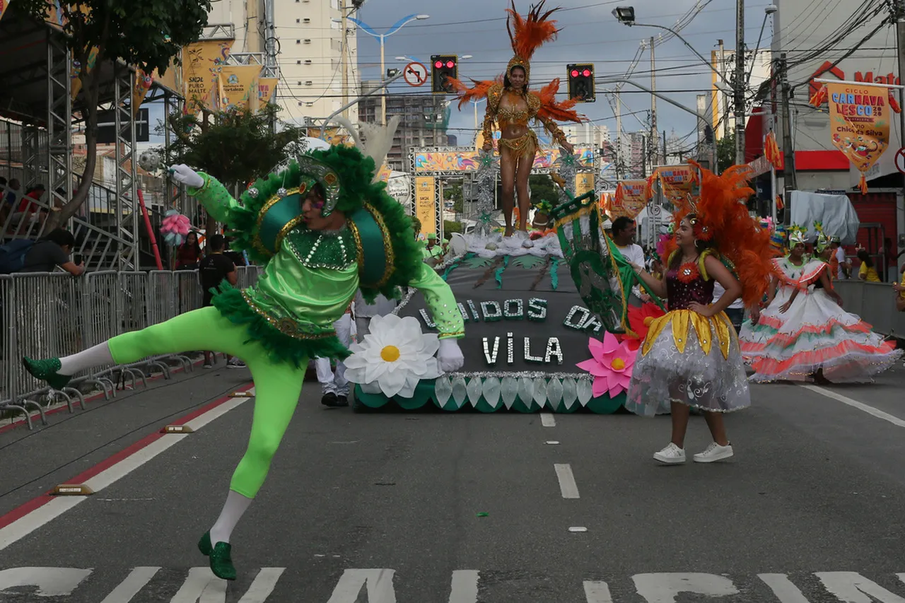 Bloco Unidos da Vila desfila na avenida Domingos Olímpio