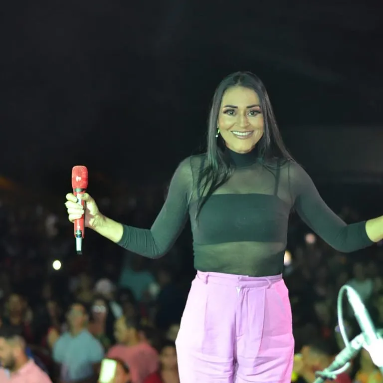 Iara Pamella faz show no Bloquinho Goxtoso