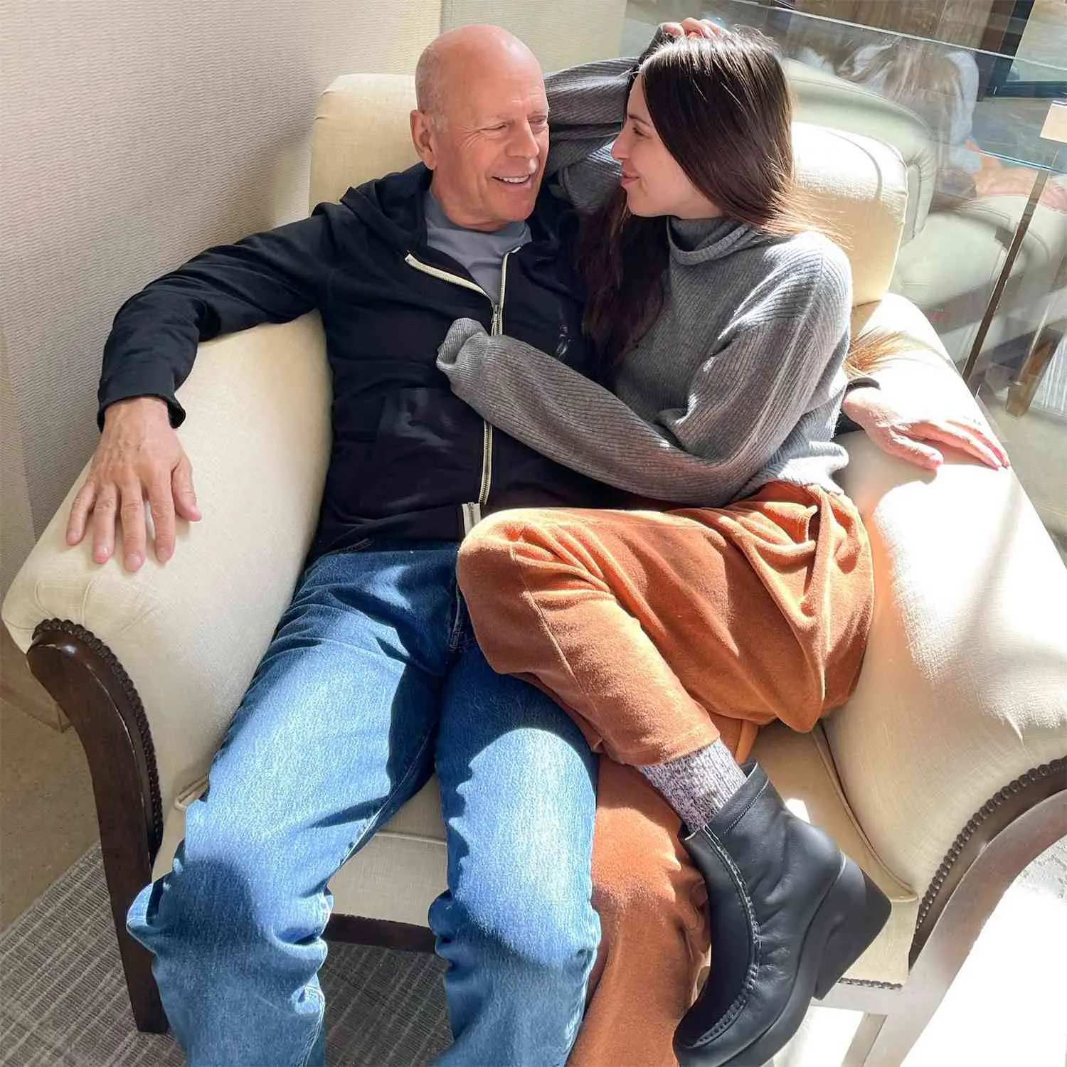 Imagem da notícia: Filha de Bruce Willis lamenta desgaste emocional após diagnóstico do pai