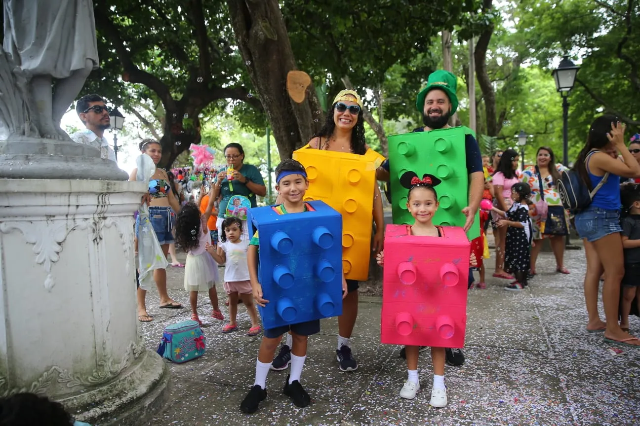 Família fantasiada de blocos de montar no Carnaval do Passeio Público neste sábado (18)