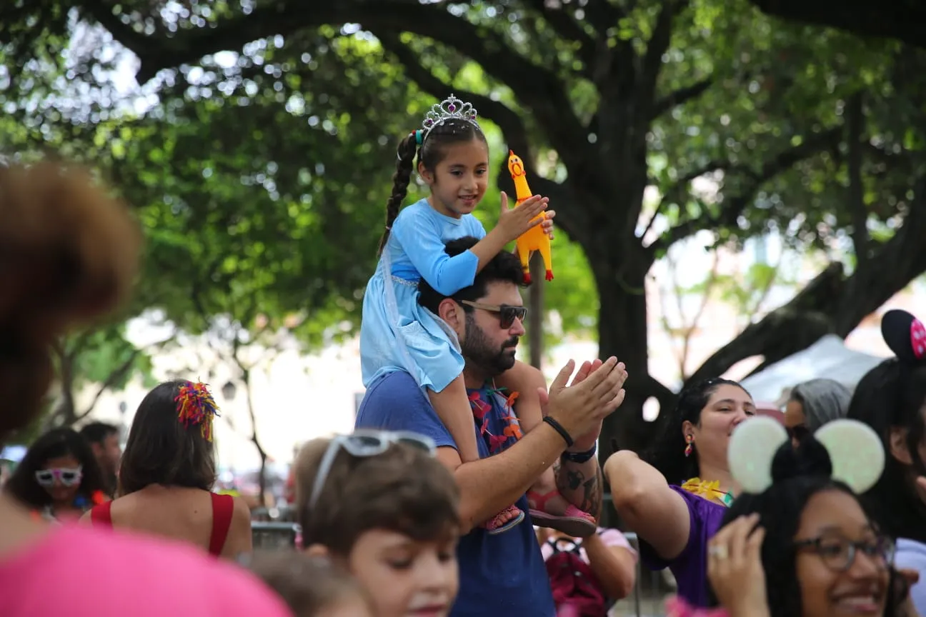Primeiro dia de Carnaval infantil no Passeio Público, em Fortaleza