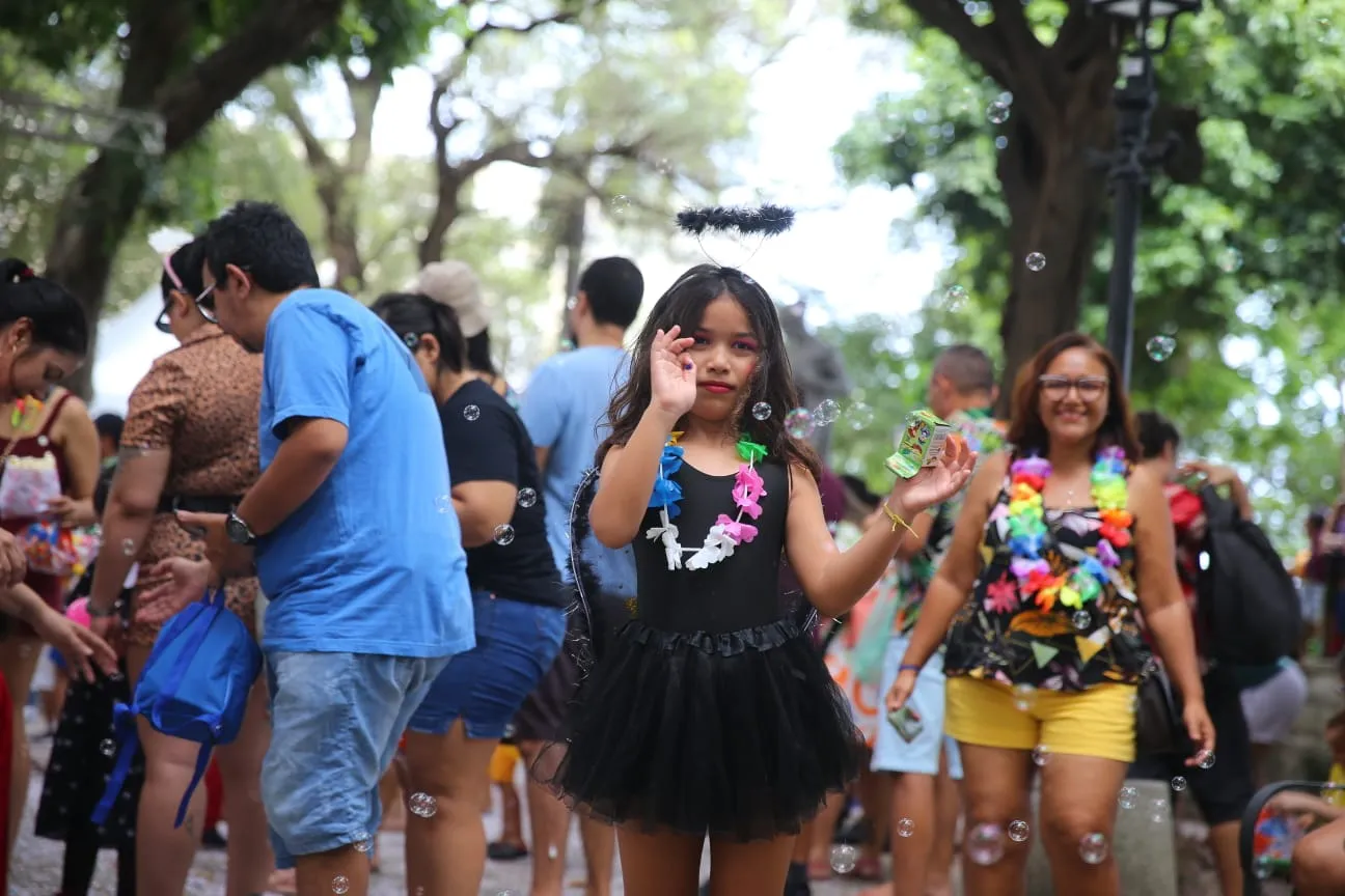 Primeiro dia de Carnaval infantil no Passeio Público, em Fortaleza