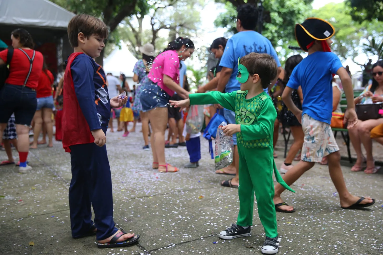 Primeiro dia de Carnaval infantil no Passeio Público, em Fortaleza