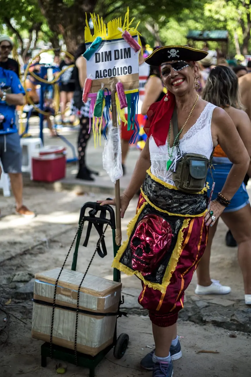 Imagem da notícia: Do pratinho ao dindin alcoólico: veja as comidas e bebidas que estão rolando no Carnaval de Fortaleza