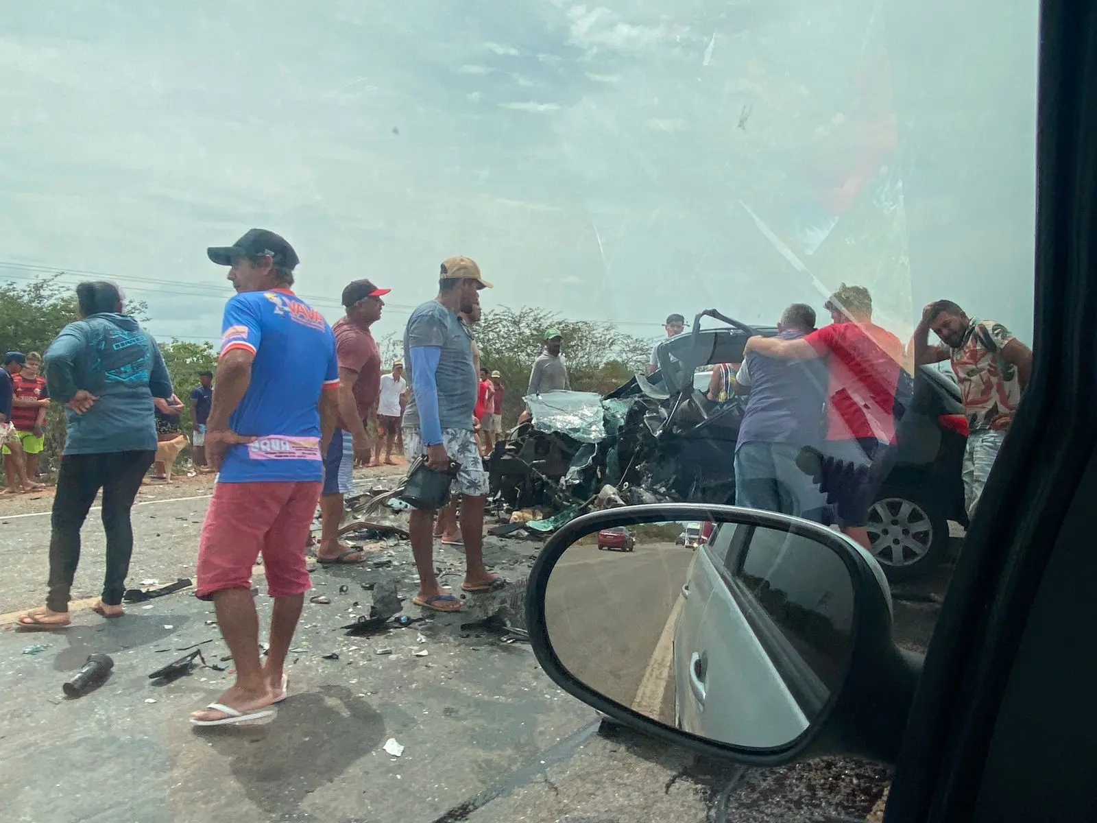 Imagem da notícia: Acidente, na BR-304, em Aracati, deixa duas pessoas mortas e três feridas após colisão frontal