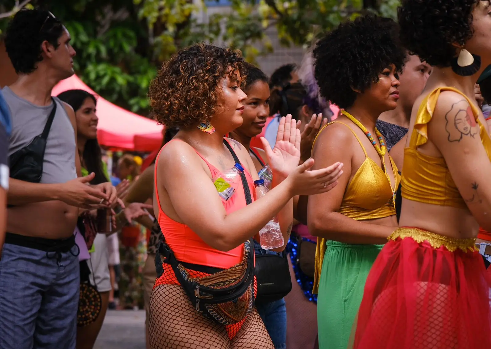 Carnaval de Fortaleza tem looks brilhantes no meio da rua