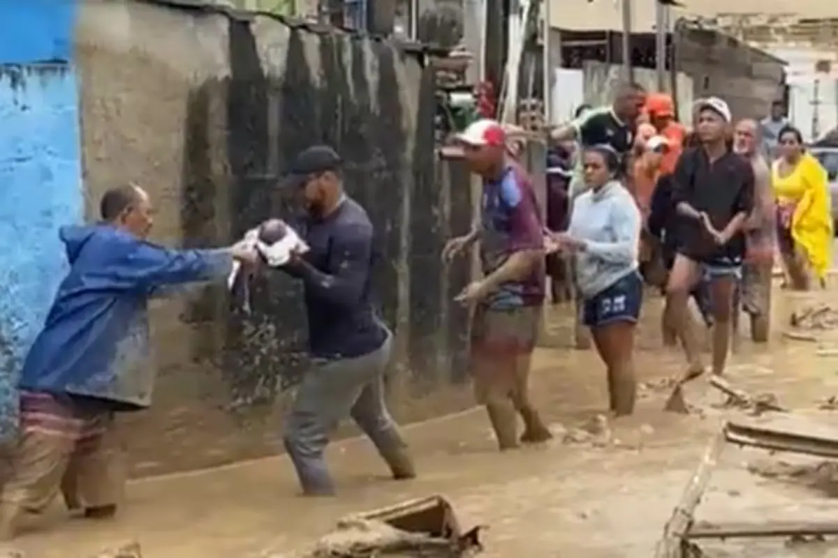 Imagem da notícia: População faz corrente humana para resgatar crianças após enchentes em SP; veja vídeo