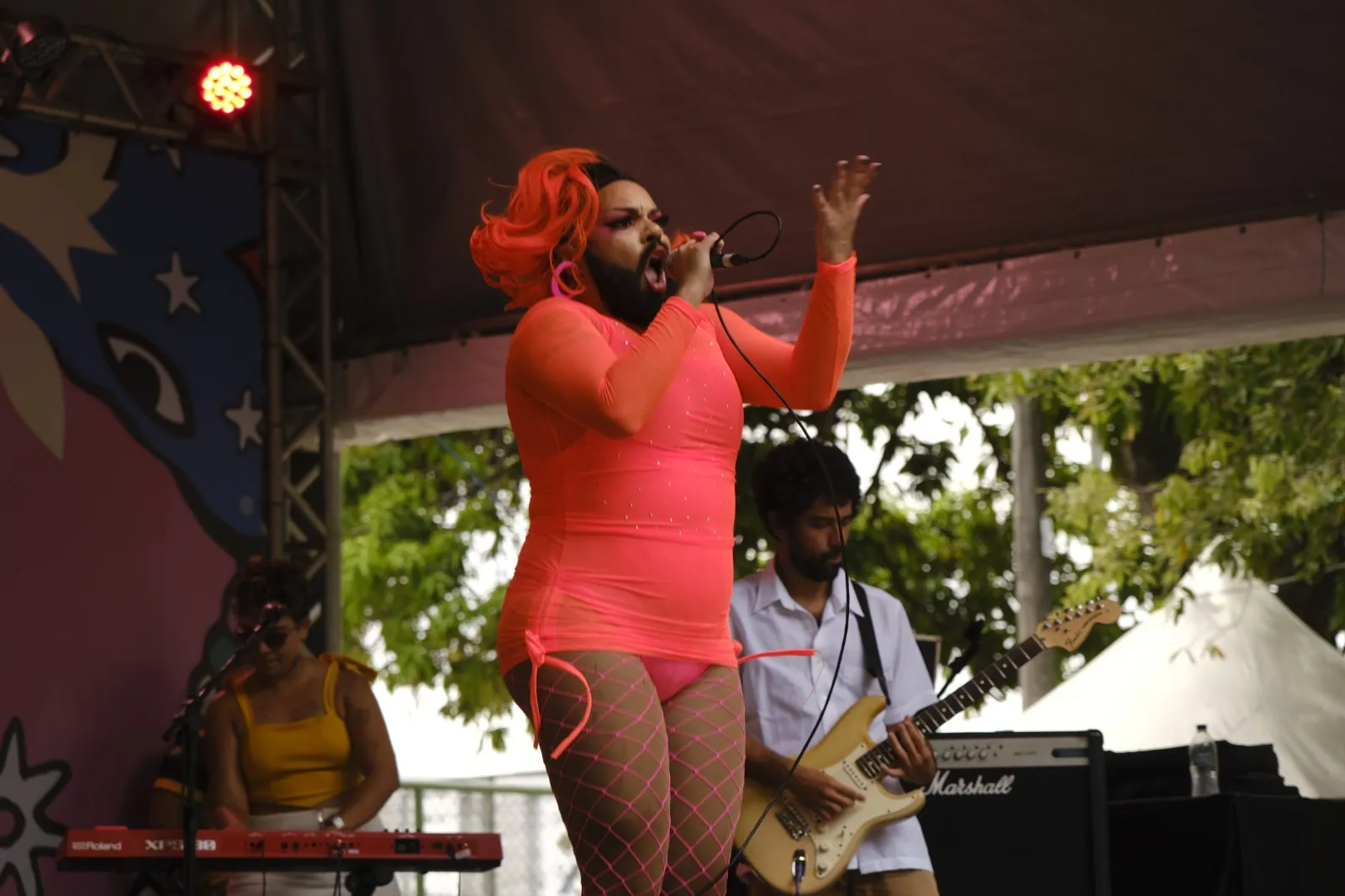 Mulher Barbada é a vocalista do Bloco Mambembe